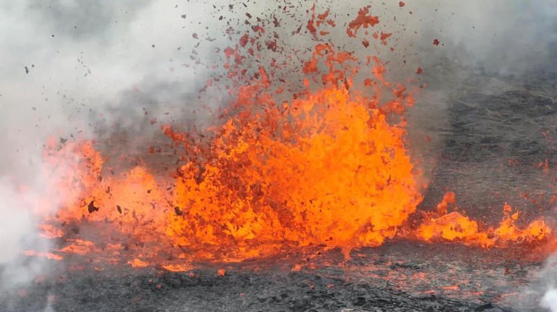 Asap mengepul dan lava menyembur setelah letusan gunung berapi, di semenanjung Reykjanes, dekat ibu kota Reykjavik, di Islandia barat daya, 10 Juli 2023, dalam gambar ini diperoleh dari media sosial. (Juergen Merz - Glacier Photo Artist/via REUTERS)