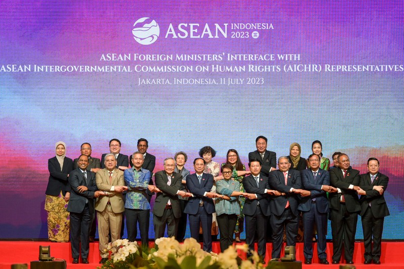 Menteri Luar Negeri Retno Marsudi (kanan) menyambut kedatangan Sekretaris Jenderal ASEAN Kao Kim Hourn (kiri) sebelum Pertemuan ke-56 Menteri Luar Negeri ASEAN (AMM) di Jakarta, Selasa (11/7/2023). (CNBC Indonesia/Kemlu/Pool)
