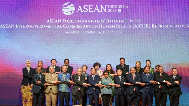 Menteri Luar Negeri Retno Marsudi (kanan) menyambut kedatangan Sekretaris Jenderal ASEAN Kao Kim Hourn (kiri) sebelum Pertemuan ke-56 Menteri Luar Negeri ASEAN (AMM) di Jakarta, Selasa (11/7/2023). (CNBC Indonesia/Kemlu/Pool)