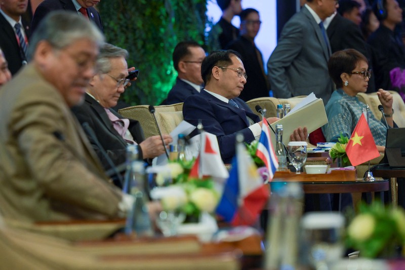 Menteri Luar Negeri Retno Marsudi (kanan) menyambut kedatangan Sekretaris Jenderal ASEAN Kao Kim Hourn (kiri) sebelum Pertemuan ke-56 Menteri Luar Negeri ASEAN (AMM) di Jakarta, Selasa (11/7/2023). Menteri Luar Negeri Retno Marsudi (kanan) menyambut kedatangan Sekretaris Jenderal ASEAN Kao Kim Hourn (kiri) sebelum Pertemuan ke-56 Menteri Luar Negeri ASEAN (AMM) di Jakarta, Selasa (11/7/2023). (CNBC Indonesia/Kemlu/Pool)