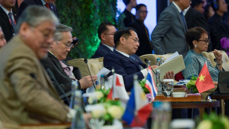 Menteri Luar Negeri Retno Marsudi (kanan) menyambut kedatangan Sekretaris Jenderal ASEAN Kao Kim Hourn (kiri) sebelum Pertemuan ke-56 Menteri Luar Negeri ASEAN (AMM) di Jakarta, Selasa (11/7/2023). (CNBC Indonesia/Kemlu/Pool)