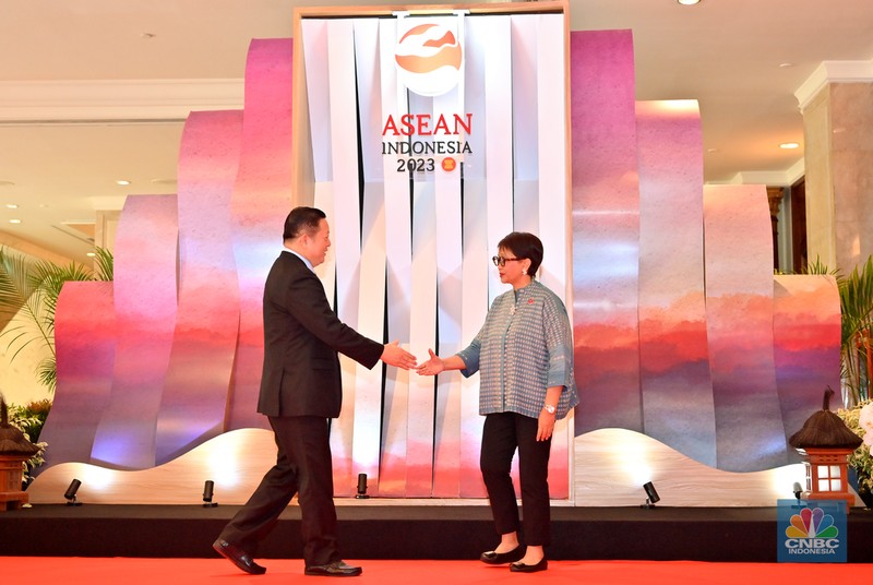 Menteri Luar Negeri Retno Marsudi (kanan) menyambut kedatangan Sekretaris Jenderal ASEAN Kao Kim Hourn (kiri) sebelum Pertemuan ke-56 Menteri Luar Negeri ASEAN (AMM) di Jakarta, Selasa (11/7/2023). Menteri Luar Negeri Retno Marsudi (kanan) menyambut kedatangan Sekretaris Jenderal ASEAN Kao Kim Hourn (kiri) sebelum Pertemuan ke-56 Menteri Luar Negeri ASEAN (AMM) di Jakarta, Selasa (11/7/2023). (CNBC Indonesia/Kemlu/Pool)