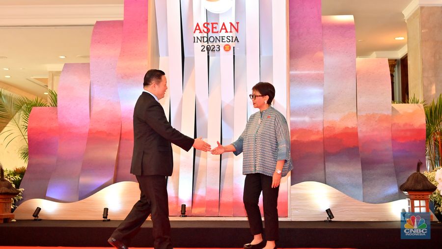 Menteri Luar Negeri Retno Marsudi (kanan) menyambut kedatangan Sekretaris Jenderal ASEAN Kao Kim Hourn (kiri) sebelum Pertemuan ke-56 Menteri Luar Negeri ASEAN (AMM) di Jakarta, Selasa (11/7/2023). (CNBC Indonesia/Kemlu/Pool)