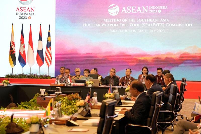 Menteri Luar Negeri Retno Marsudi (kanan) menyambut kedatangan Sekretaris Jenderal ASEAN Kao Kim Hourn (kiri) sebelum Pertemuan ke-56 Menteri Luar Negeri ASEAN (AMM) di Jakarta, Selasa (11/7/2023). Menteri Luar Negeri Retno Marsudi (kanan) menyambut kedatangan Sekretaris Jenderal ASEAN Kao Kim Hourn (kiri) sebelum Pertemuan ke-56 Menteri Luar Negeri ASEAN (AMM) di Jakarta, Selasa (11/7/2023). (CNBC Indonesia/Kemlu/Pool)
