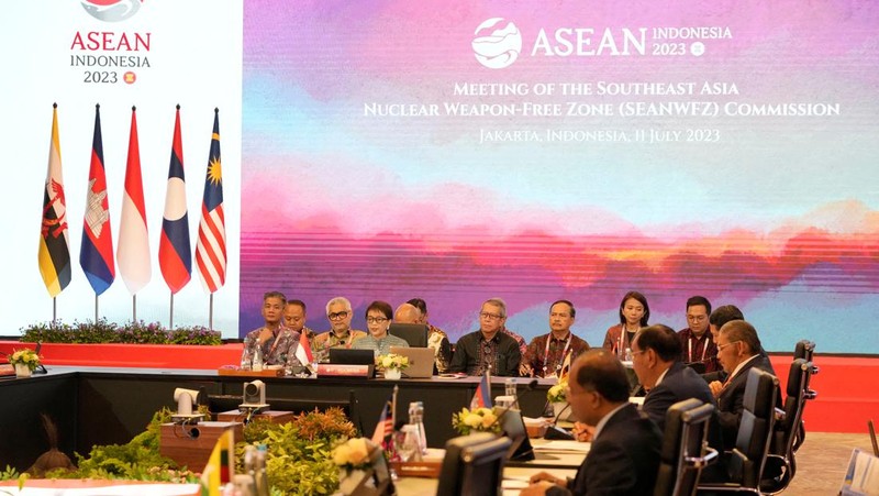 Menteri Luar Negeri Retno Marsudi (kanan) menyambut kedatangan Sekretaris Jenderal ASEAN Kao Kim Hourn (kiri) sebelum Pertemuan ke-56 Menteri Luar Negeri ASEAN (AMM) di Jakarta, Selasa (11/7/2023). (CNBC Indonesia/Kemlu/Pool)