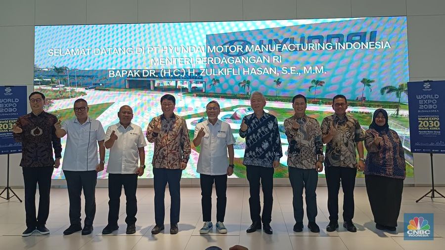 Menteri Perdagangan (Mendag) Zulkifli Hasan atau Zulhas melakukan kunjungan ke PT Hyundai Motor Manufacturing Indonesia yang berlokasi di Bekasi, Jawa Barat pada hari ini, Selasa (11/7/2023). (CNBC Indonesia/Martyasari Rizky)