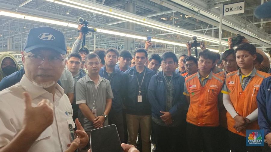 Menteri Perdagangan Zulkifli Hasan bertemu dengan para karyawan Hyundai di Bekasi. (CNBC Indonesia/Martyasari Rizky)