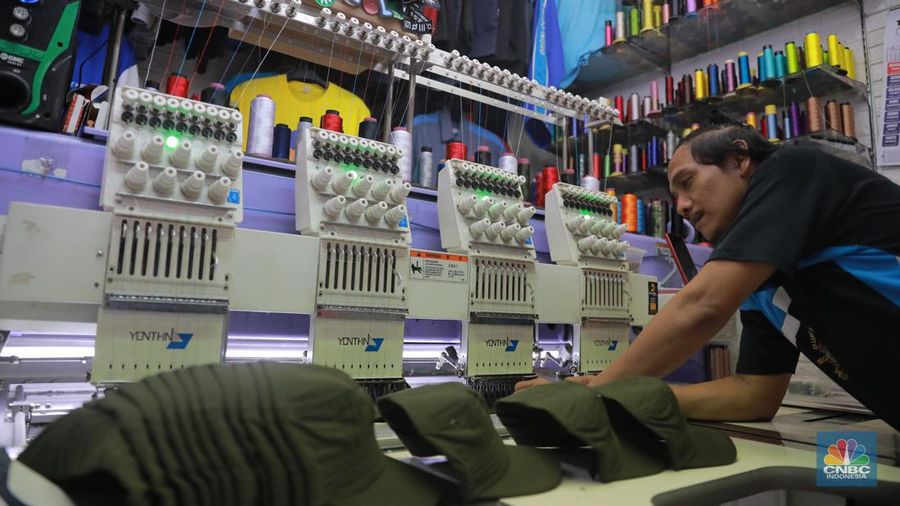 Pekerja menyelesaikan bordir atribut fashion di Kawasan Kebayoran Baru, Jakarta, Selasa (11/7/2023). (CNBC Indonesia/Muhammad Sabki)