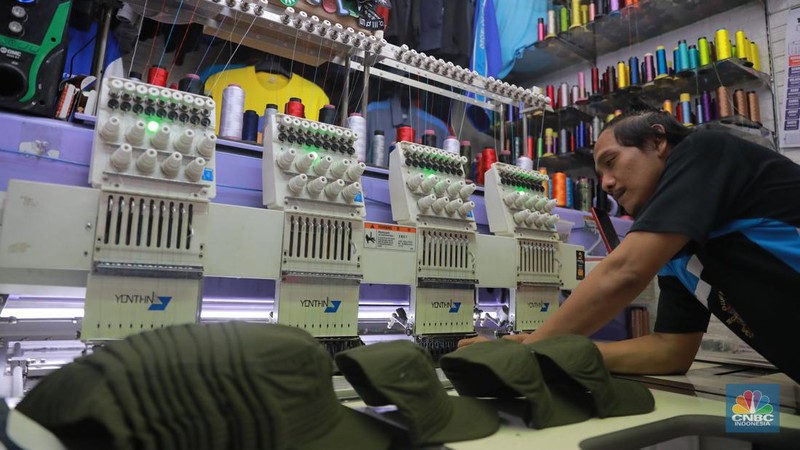 Pekerja menyelesaikan bordir atribut fashion di Kawasan Kebayoran Baru, Jakarta, Selasa (11/7/2023). (CNBC Indonesia/Muhammad Sabki)