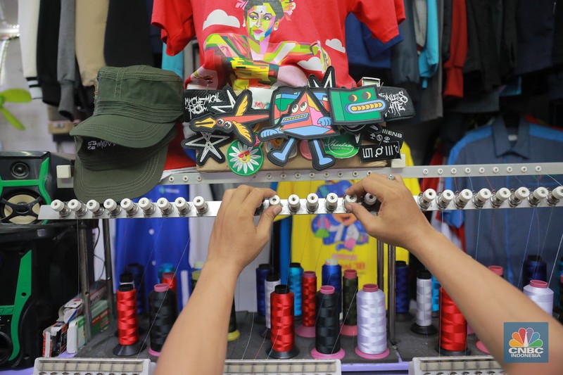 Pekerja menyelesaikan bordir atribut fashion di Kawasan Kebayoran Baru, Jakarta, Selasa (11/7/2023). (CNBC Indonesia/Muhammad Sabki) Pekerja menyelesaikan bordir atribut fashion di Kawasan Kebayoran Baru, Jakarta, Selasa (11/7/2023). (CNBC Indonesia/Muhammad Sabki)