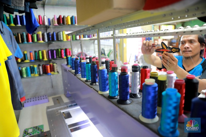 Pekerja menyelesaikan bordir atribut fashion di Kawasan Kebayoran Baru, Jakarta, Selasa (11/7/2023). (CNBC Indonesia/Muhammad Sabki)