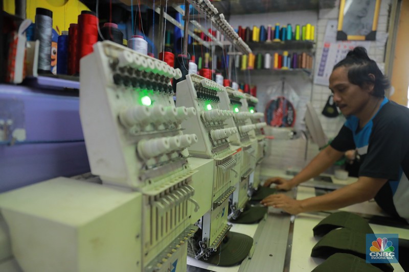 Pekerja menyelesaikan bordir atribut fashion di Kawasan Kebayoran Baru, Jakarta, Selasa (11/7/2023). (CNBC Indonesia/Muhammad Sabki)