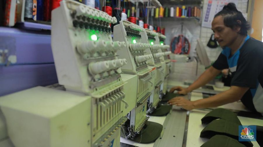 Pekerja menyelesaikan bordir atribut fashion di Kawasan Kebayoran Baru, Jakarta, Selasa (11/7/2023). (CNBC Indonesia/Muhammad Sabki)