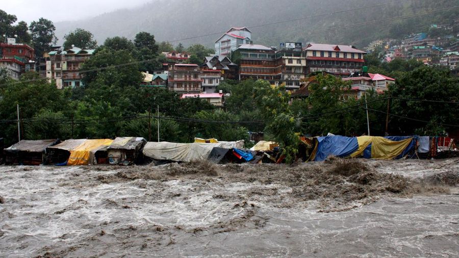 Kuil yang terendam digambarkan saat sungai Beas meluap setelah hujan lebat di Mandi di negara bagian utara Himachal Pradesh, India, 10 Juli 2023. (REUTERS/Stringer)