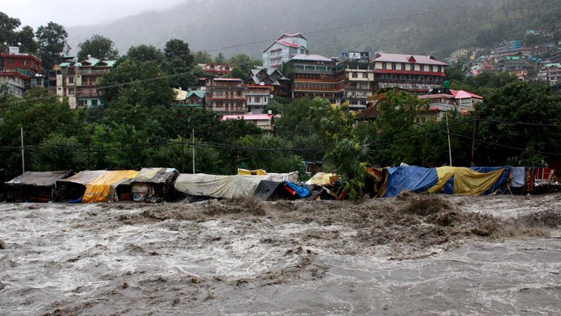Kuil yang terendam digambarkan saat sungai Beas meluap setelah hujan lebat di Mandi di negara bagian utara Himachal Pradesh, India, 10 Juli 2023. (REUTERS/Stringer)