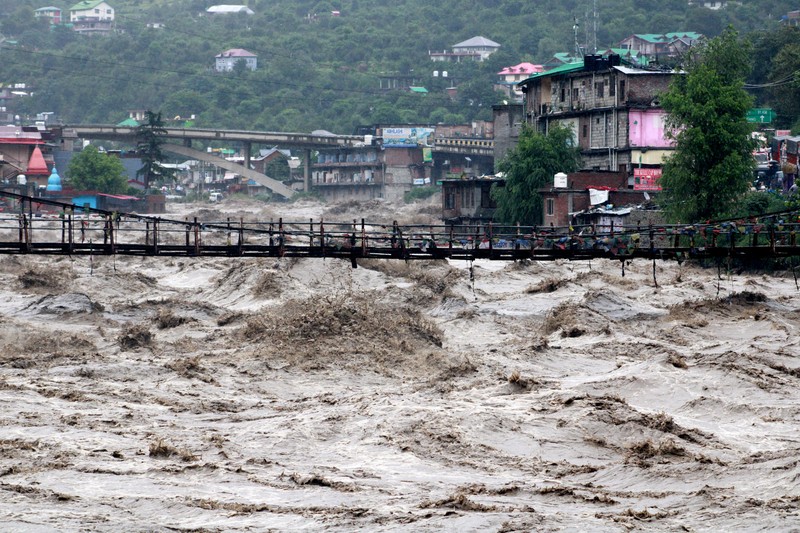 Kuil yang terendam digambarkan saat sungai Beas meluap setelah hujan lebat di Mandi di negara bagian utara Himachal Pradesh, India, 10 Juli 2023. (REUTERS/Stringer)