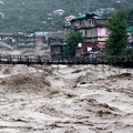 Badai dan Hujan Lebat Picu Banjir Dahsyat, Sedikitnya 18 Orang Tewas