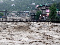 Badai dan Hujan Lebat Picu Banjir Dahsyat, Sedikitnya 18 Orang Tewas