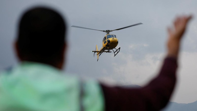 Puing-puing helikopter wisata yang jatuh tak lama setelah lepas landas di dekat Gunung Everest, Nepal, Selasa (11/7/2023). (REUTERS)