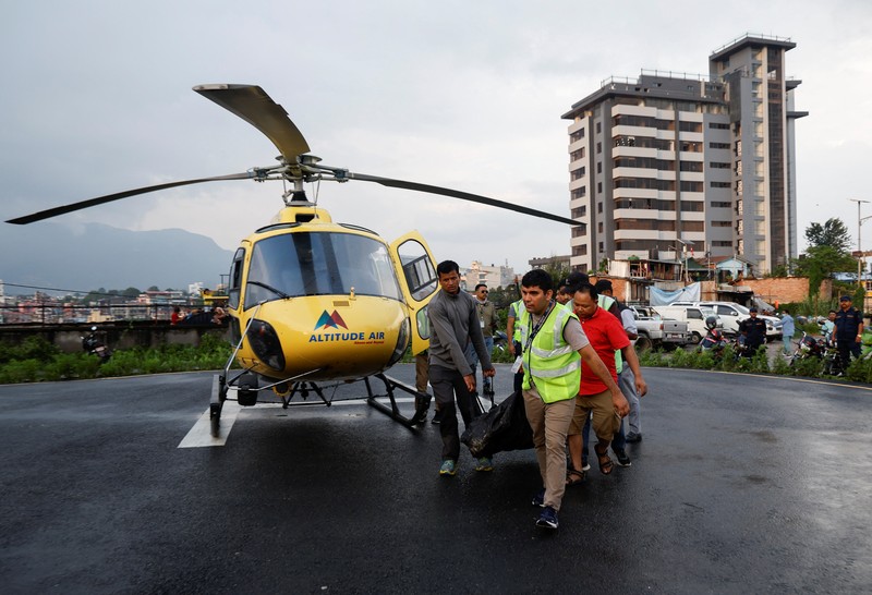 Puing-puing helikopter wisata yang jatuh tak lama setelah lepas landas di dekat Gunung Everest, Nepal, Selasa (11/7/2023). (REUTERS) Puing-puing helikopter wisata yang jatuh tak lama setelah lepas landas di dekat Gunung Everest, Nepal, Selasa (11/7/2023). (REUTERS)