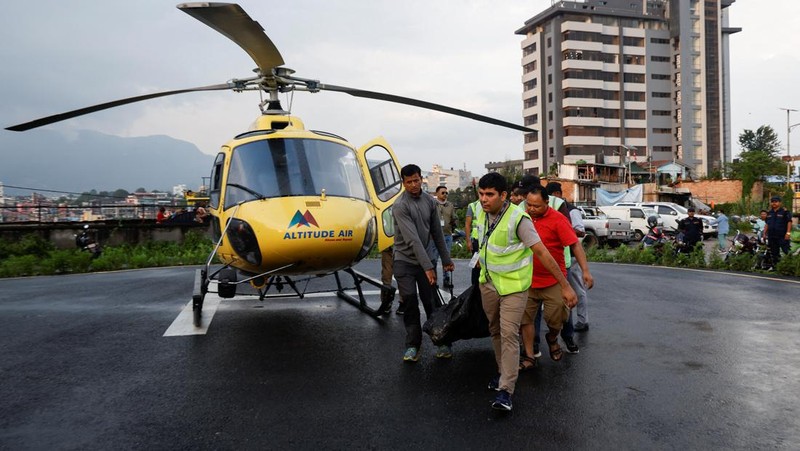 Puing-puing helikopter wisata yang jatuh tak lama setelah lepas landas di dekat Gunung Everest, Nepal, Selasa (11/7/2023). (REUTERS)