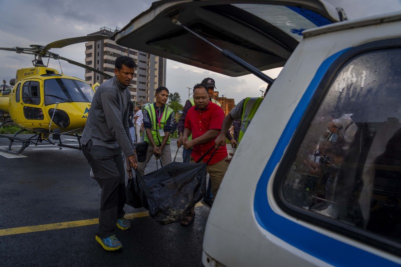 Puing-puing helikopter wisata yang jatuh tak lama setelah lepas landas di dekat Gunung Everest, Nepal, Selasa (11/7/2023). (REUTERS) Puing-puing helikopter wisata yang jatuh tak lama setelah lepas landas di dekat Gunung Everest, Nepal, Selasa (11/7/2023). (REUTERS)