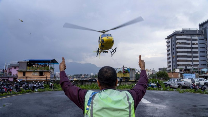 Puing-puing helikopter wisata yang jatuh tak lama setelah lepas landas di dekat Gunung Everest, Nepal, Selasa (11/7/2023). (REUTERS)