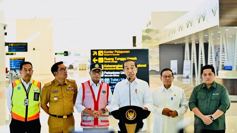 Presiden Joko Widodo meninjau kegiatan dan fasilitas Bandara Internasional Kertajati, Kabupaten Majalengka, Jawa Barat dalam kunjungan Kerja Presiden Joko Widodo, Selasa (11/7/2023). (Dok. Laily Rachev/Biro Pers Sekretariat Presiden)