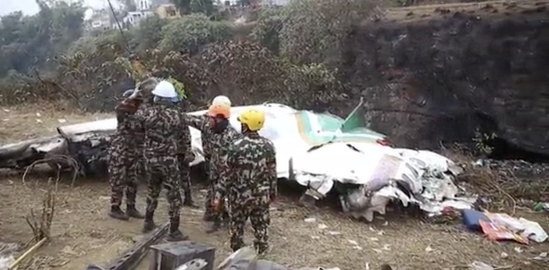 Puing-puing helikopter wisata yang jatuh tak lama setelah lepas landas di dekat Gunung Everest, Nepal, Selasa (11/7/2023). (REUTERS) Puing-puing helikopter wisata yang jatuh tak lama setelah lepas landas di dekat Gunung Everest, Nepal, Selasa (11/7/2023). (REUTERS)