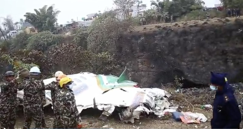 Puing-puing helikopter wisata yang jatuh tak lama setelah lepas landas di dekat Gunung Everest, Nepal, Selasa (11/7/2023). (REUTERS) Puing-puing helikopter wisata yang jatuh tak lama setelah lepas landas di dekat Gunung Everest, Nepal, Selasa (11/7/2023). (REUTERS)