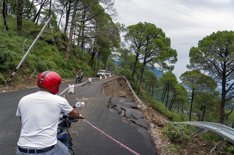 Kuil yang terendam digambarkan saat sungai Beas meluap setelah hujan lebat di Mandi di negara bagian utara Himachal Pradesh, India, 10 Juli 2023. Kuil yang terendam digambarkan saat sungai Beas meluap setelah hujan lebat di Mandi di negara bagian utara Himachal Pradesh, India, 10 Juli 2023. (REUTERS/Stringer)