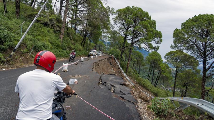 Kuil yang terendam digambarkan saat sungai Beas meluap setelah hujan lebat di Mandi di negara bagian utara Himachal Pradesh, India, 10 Juli 2023. (REUTERS/Stringer)