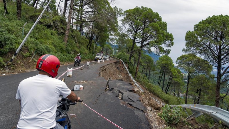 Kuil yang terendam digambarkan saat sungai Beas meluap setelah hujan lebat di Mandi di negara bagian utara Himachal Pradesh, India, 10 Juli 2023. (REUTERS/Stringer)