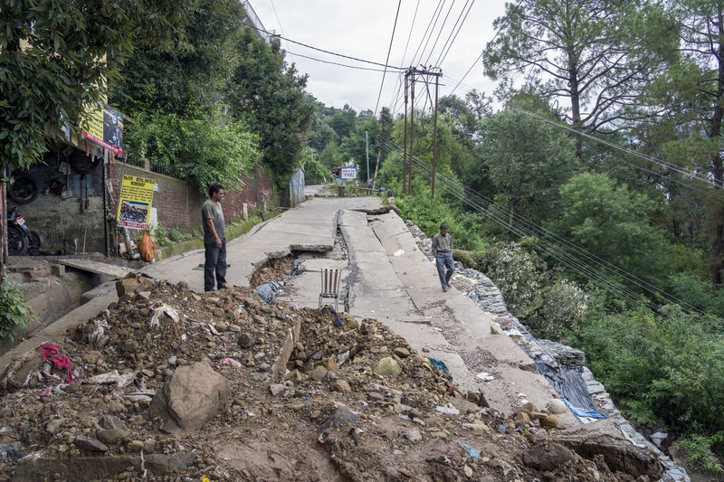 Kuil yang terendam digambarkan saat sungai Beas meluap setelah hujan lebat di Mandi di negara bagian utara Himachal Pradesh, India, 10 Juli 2023. (REUTERS/Stringer)
