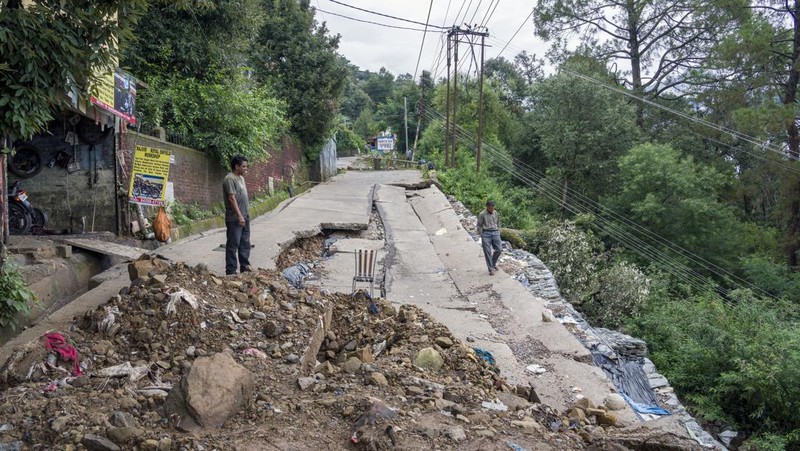 Kuil yang terendam digambarkan saat sungai Beas meluap setelah hujan lebat di Mandi di negara bagian utara Himachal Pradesh, India, 10 Juli 2023. (REUTERS/Stringer)