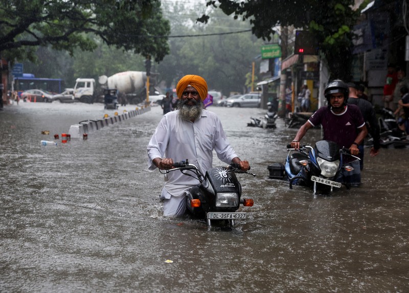 Kuil yang terendam digambarkan saat sungai Beas meluap setelah hujan lebat di Mandi di negara bagian utara Himachal Pradesh, India, 10 Juli 2023. (REUTERS/Stringer)