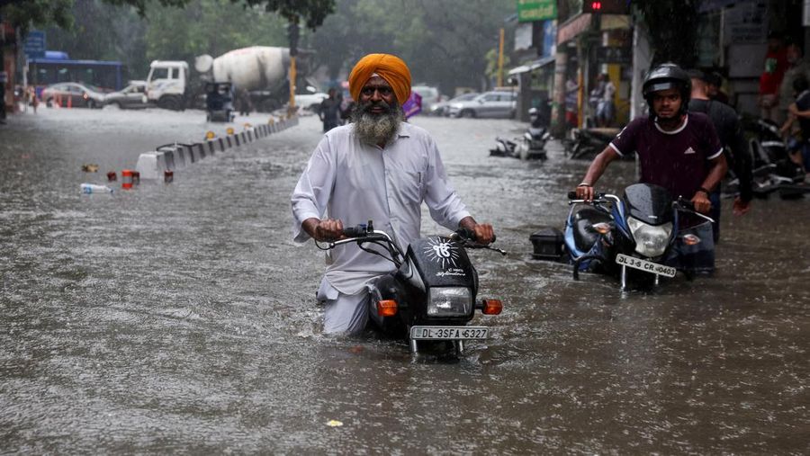 Kuil yang terendam digambarkan saat sungai Beas meluap setelah hujan lebat di Mandi di negara bagian utara Himachal Pradesh, India, 10 Juli 2023. (REUTERS/Stringer)