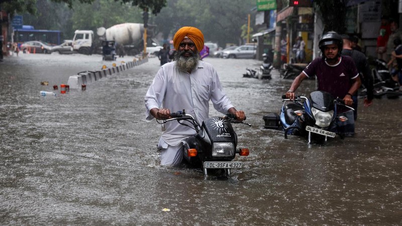Kuil yang terendam digambarkan saat sungai Beas meluap setelah hujan lebat di Mandi di negara bagian utara Himachal Pradesh, India, 10 Juli 2023. (REUTERS/Stringer)
