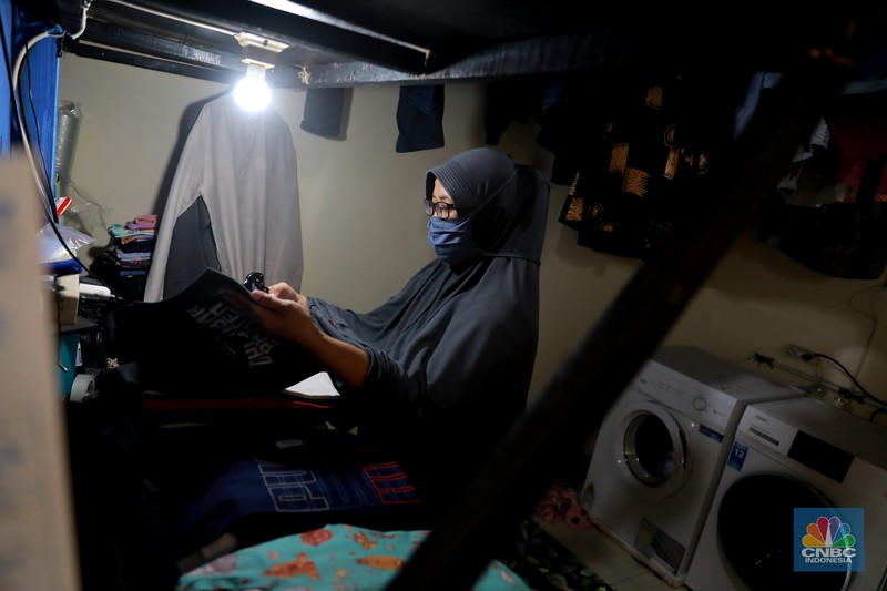 Pekerja menyelesaikan bordir atribut fashion di Kawasan Kebayoran Baru, Jakarta, Selasa (11/7/2023). (CNBC Indonesia/Muhammad Sabki) Pekerja menyelesaikan bordir atribut fashion di Kawasan Kebayoran Baru, Jakarta, Selasa (11/7/2023). (CNBC Indonesia/Muhammad Sabki)