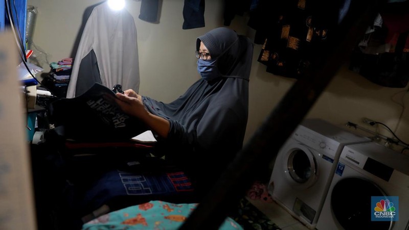 Pekerja menyelesaikan bordir atribut fashion di Kawasan Kebayoran Baru, Jakarta, Selasa (11/7/2023). (CNBC Indonesia/Muhammad Sabki)