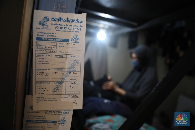 Pekerja menyelesaikan bordir atribut fashion di Kawasan Kebayoran Baru, Jakarta, Selasa (11/7/2023). (CNBC Indonesia/Muhammad Sabki) Pekerja menyelesaikan bordir atribut fashion di Kawasan Kebayoran Baru, Jakarta, Selasa (11/7/2023). (CNBC Indonesia/Muhammad Sabki)