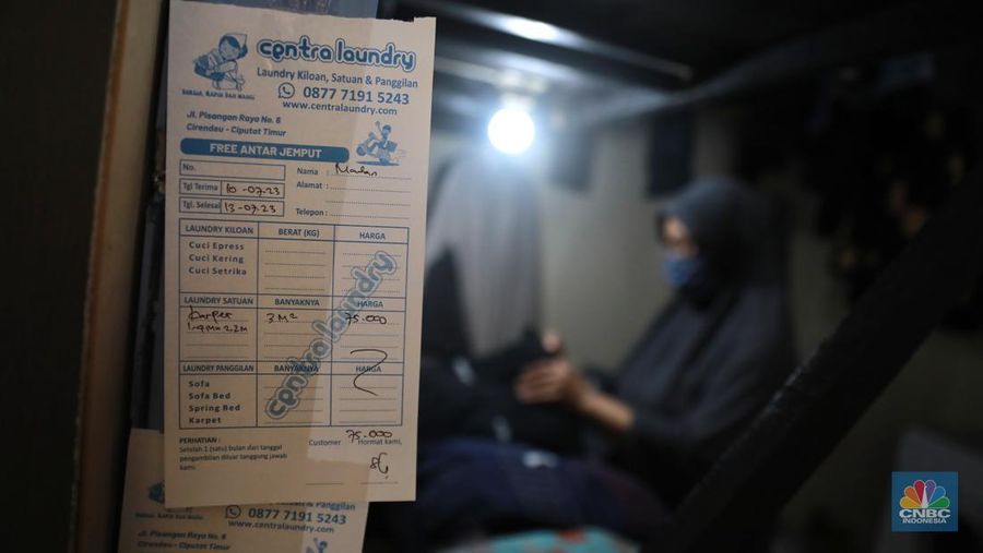 Pekerja menyelesaikan bordir atribut fashion di Kawasan Kebayoran Baru, Jakarta, Selasa (11/7/2023). (CNBC Indonesia/Muhammad Sabki)
