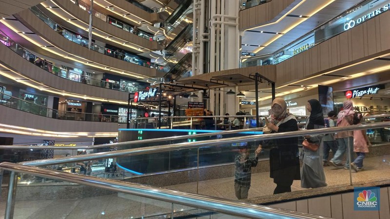 Suasana pengunjung mall di Blok M Plaza, Jakarta, Selasa (11/7/2023). (CNBC Indonesia/Muhammad Sabki)