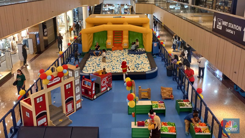 Suasana pengunjung mall di Blok M Plaza, Jakarta, Selasa (11/7/2023). (CNBC Indonesia/Muhammad Sabki) Suasana pengunjung mall di Blok M Plaza, Jakarta, Selasa (11/7/2023). (CNBC Indonesia/Muhammad Sabki)