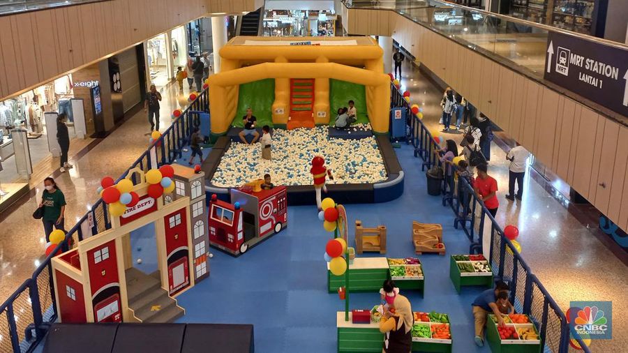 Suasana pengunjung mall di Blok M Plaza, Jakarta, Selasa (11/7/2023). (CNBC Indonesia/Muhammad Sabki)