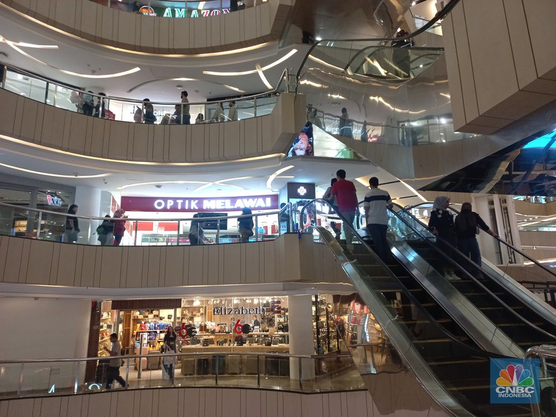 Suasana pengunjung mall di Blok M Plaza, Jakarta, Selasa (11/7/2023). (CNBC Indonesia/Muhammad Sabki) Suasana pengunjung mall di Blok M Plaza, Jakarta, Selasa (11/7/2023). (CNBC Indonesia/Muhammad Sabki)