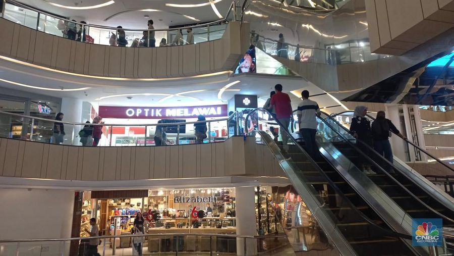 Suasana pengunjung mall di Blok M Plaza, Jakarta, Selasa (11/7/2023). (CNBC Indonesia/Muhammad Sabki)