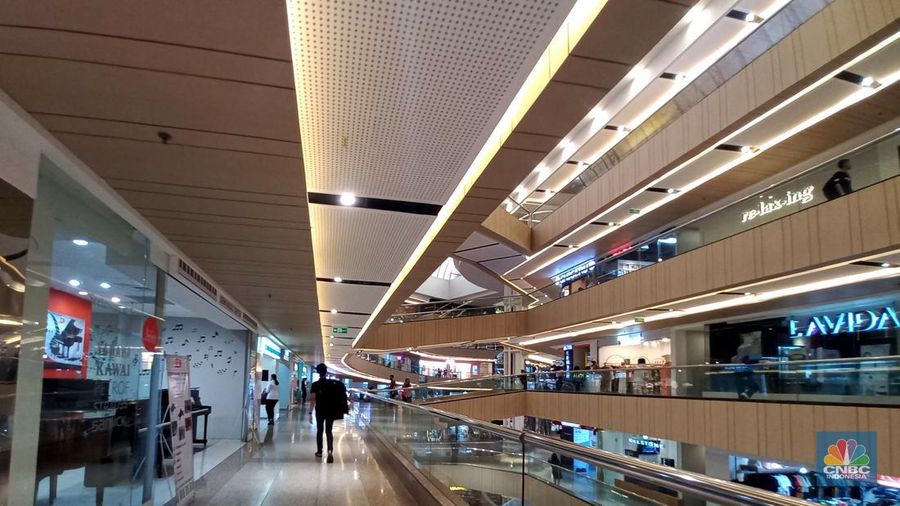 Suasana pengunjung mall di Blok M Plaza, Jakarta, Selasa (11/7/2023). (CNBC Indonesia/Muhammad Sabki)