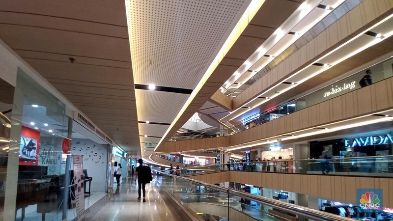 Suasana pengunjung mall di Blok M Plaza, Jakarta, Selasa (11/7/2023). (CNBC Indonesia/Muhammad Sabki)