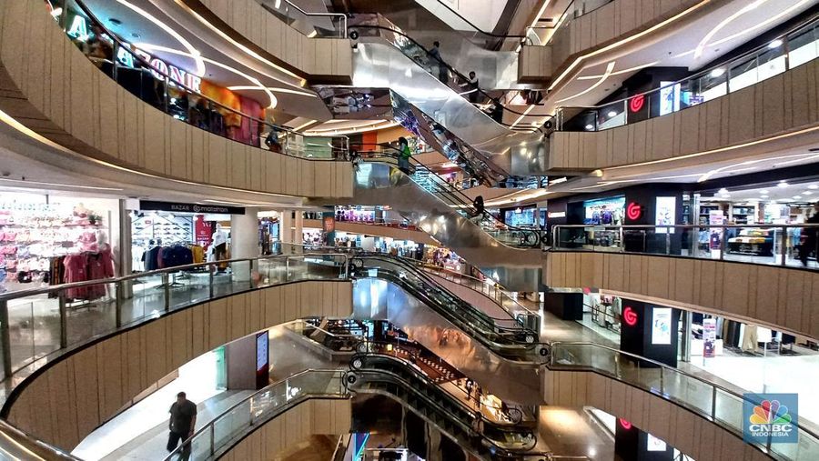 Suasana pengunjung mall di Blok M Plaza, Jakarta, Selasa (11/7/2023). (CNBC Indonesia/Muhammad Sabki)